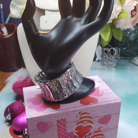 NWT silver toned filigree pattern 1 1/4 inch wide stretch bracelet - Picture 6 of 7